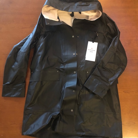 Lululemon into the drizzle raincoat NWT - Picture 5 of 8